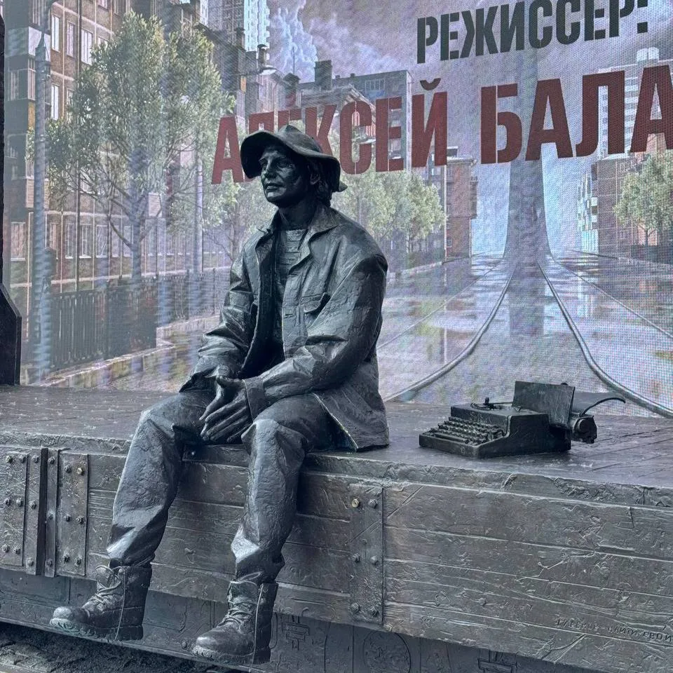 По трамвайным путям может отправится путешествовать памятник режиссеру Алексею Балабано...
