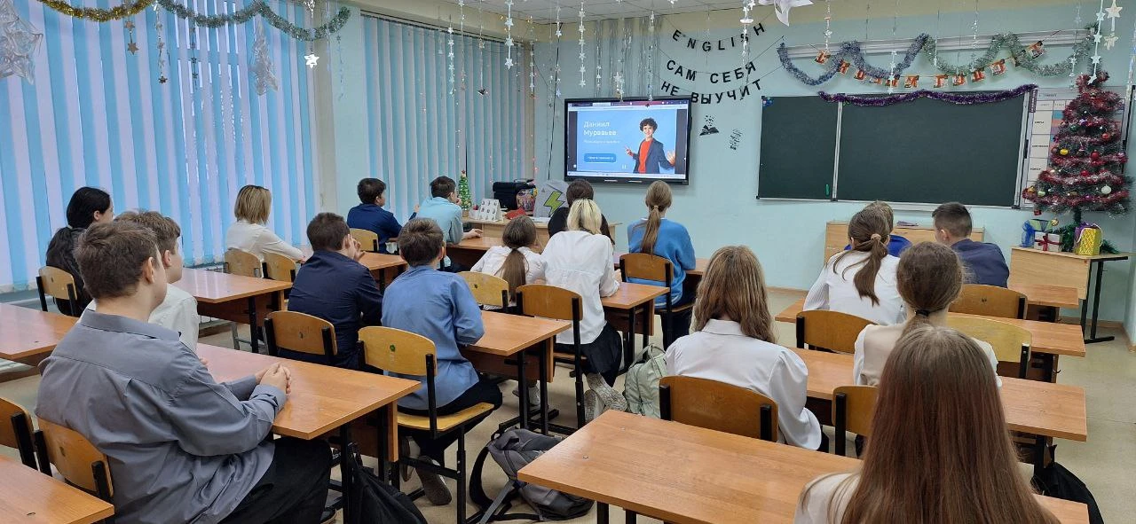 🇷🇺РАЗГОВОРЫ О ВАЖНОМ🇷🇺 Утро понедельника 22 декабря 2025 года в школе традиционно началось с торжест