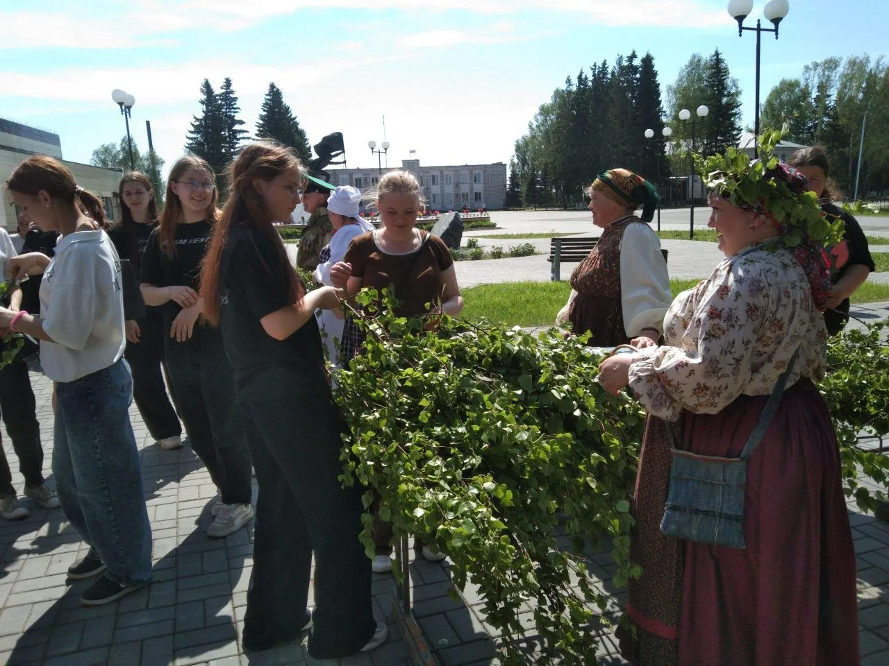 На центральной площади села Седельниково специалисты Центра  народной культуры  «Традиц...