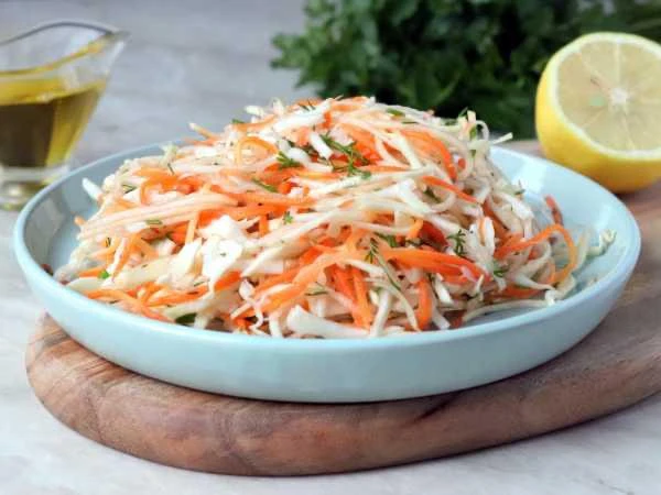 🥗 Салат из репы и капусты.  Ингредиенты:  • Капуста белокочанная — 200 г • Репа — 150 г • Морковь — 