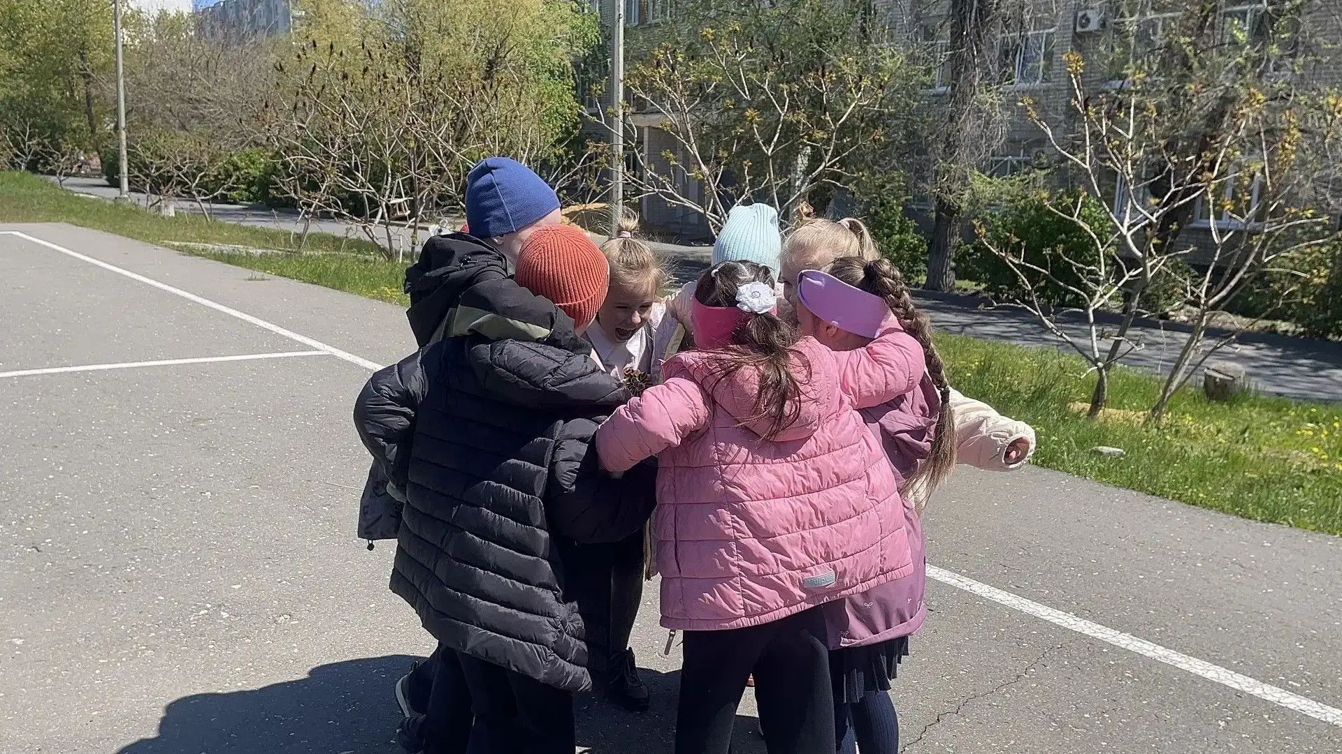 Сегодня солнце на улице всеми силами зазывало 1Б класс гулять, поэтому мы решили отпраздновать день 