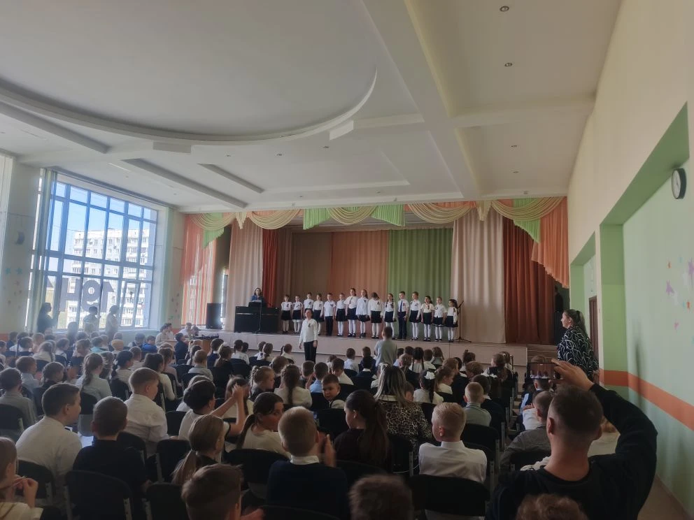 Спасибо за мир!  🕊️ Вчера в нашей любимой 110 школе было очень солнечно и торжественно. К нам пришли