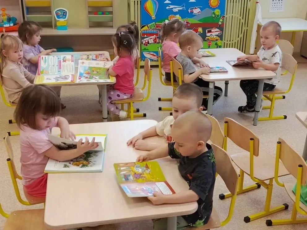 "Йолдызчыклар" икенче кече яшьтәгеләр төркемендә тәрбияләнүче балалалар рәсемле китапла...