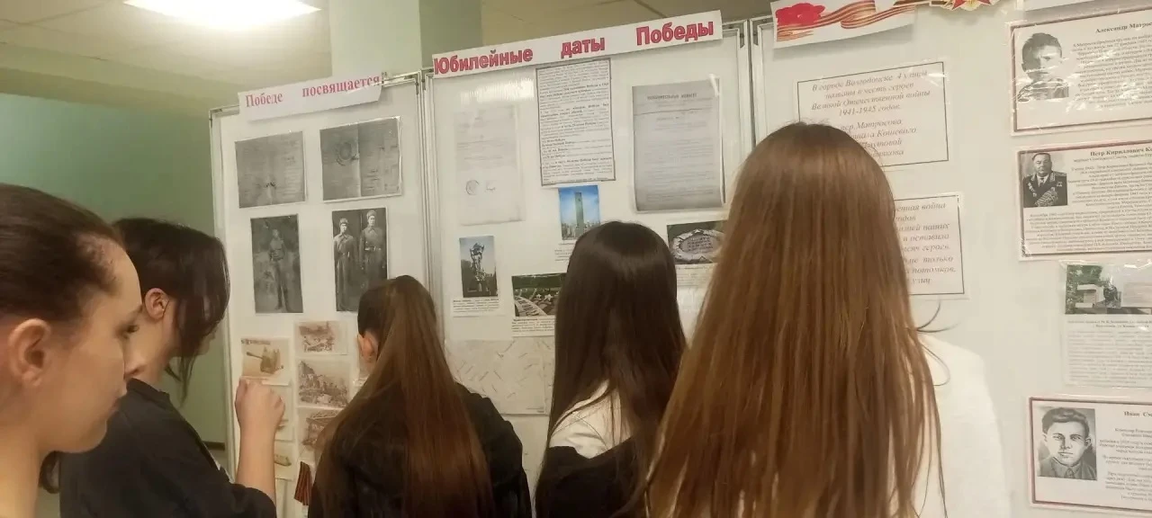 Экскурсия в архив: погружение в историю!  Учащиеся 7-9 классов вместе с учителем истории Подобиной А