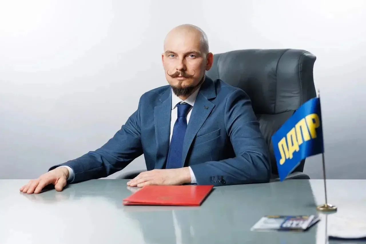 Депутат ЛДПР Виталий Гребенников взял на контроль обращение семьи с инвалидом I группы в Магадане

В