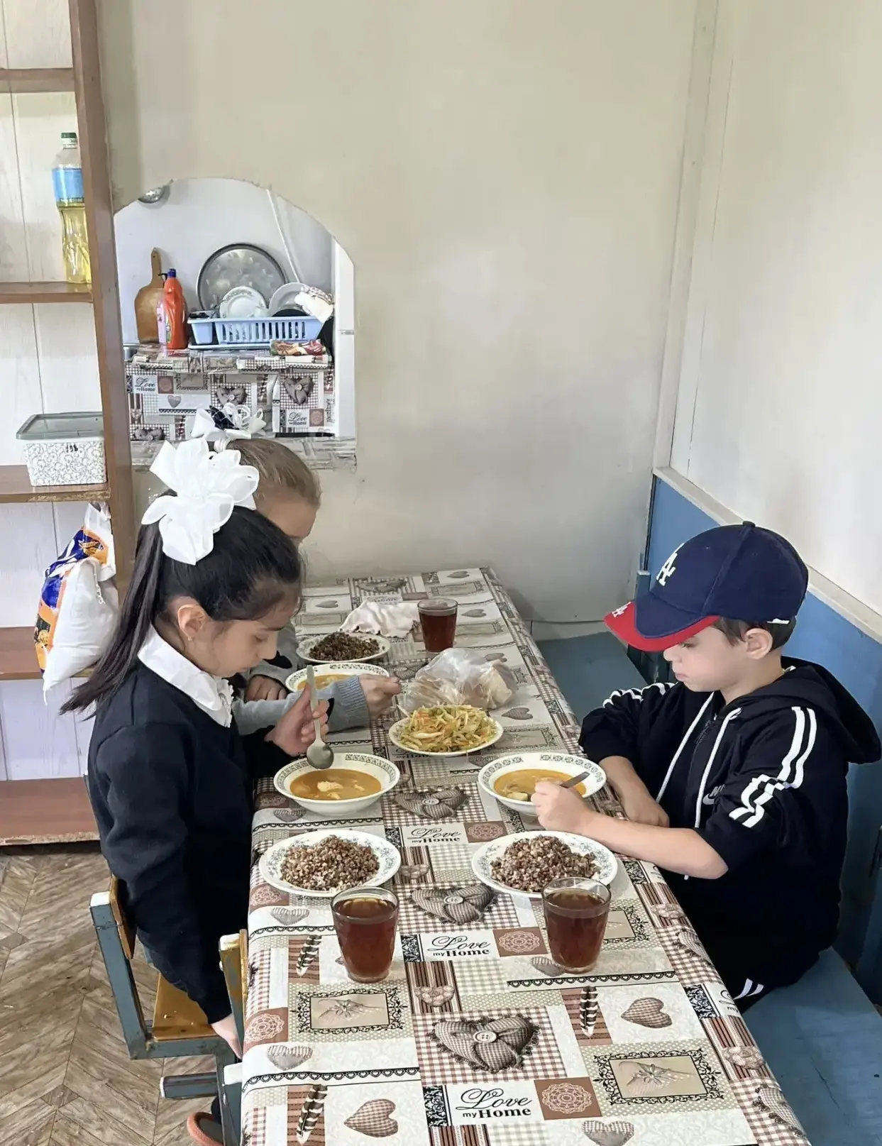 Ежедневное горячее питание в школьной столовой.