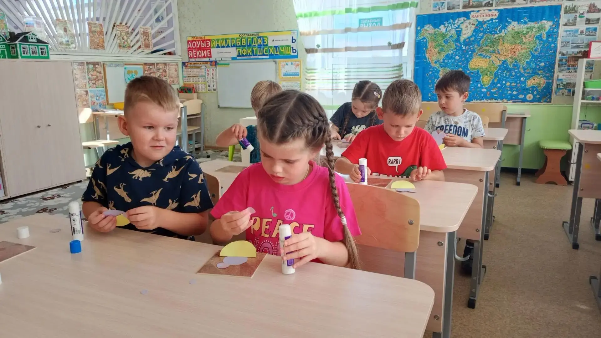 Библиотека п. ЦУС «Мир» заглянула в гости к дошколятам, чтобы устроить литературный экс...