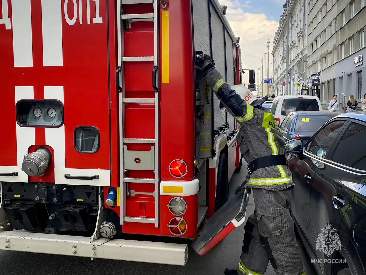 📍Огнеборцы Екатеринбурга провели пожарно-тактическое занятие в отеле «Гранд Авеню»  Сотрудники отдел