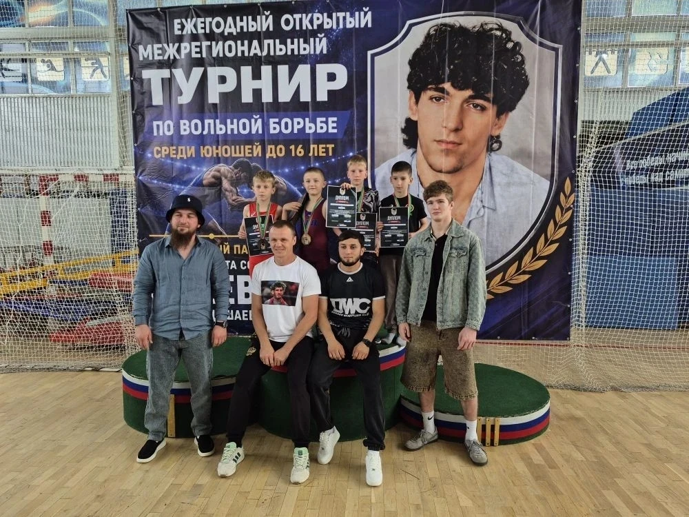 Сегодня в спортивном зале состоялся межрегиональный турнир по вольной борьбе среди юношей до 16 лет,