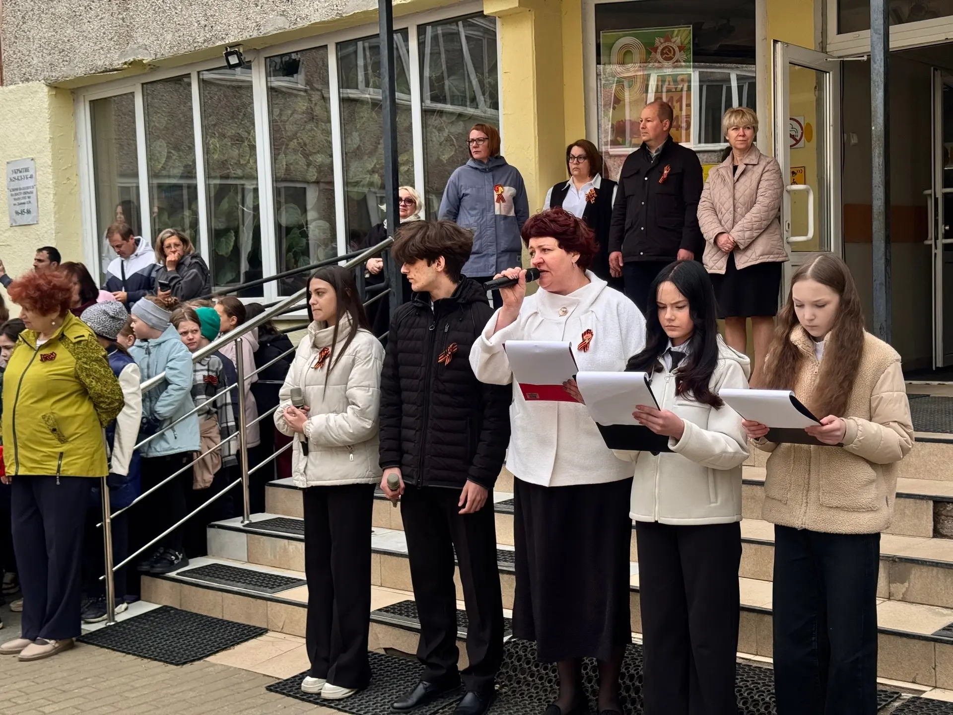 В честь 9 мая в нашей школе прошла торжественная линейка, посвященная Дню Победы! 🌟  Этот день стал 
