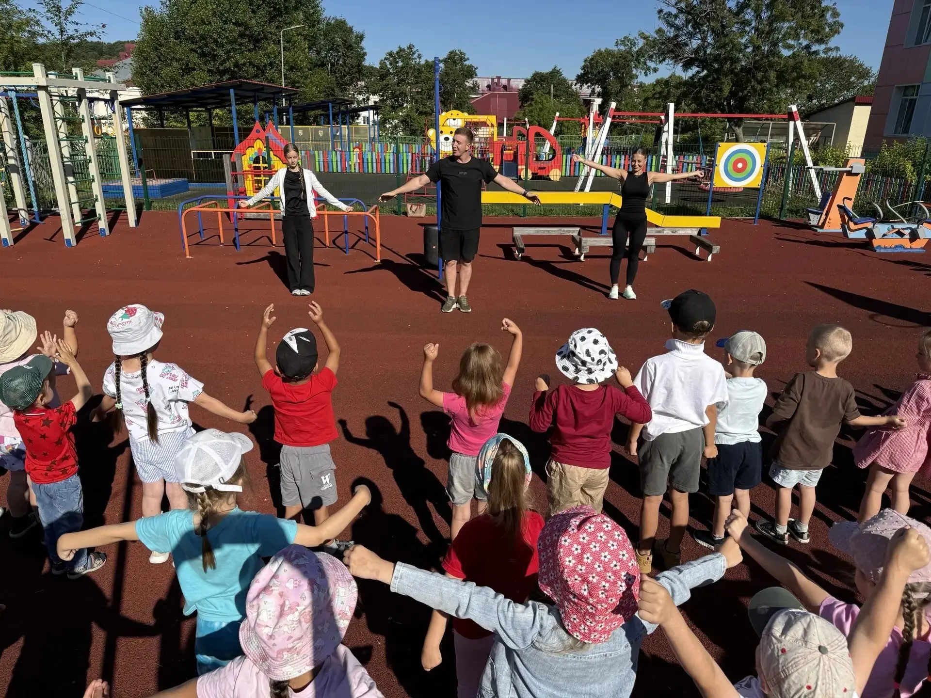 В честь Дня физкультурника на территории нашего детского сада прошла утренняя гимнастик...