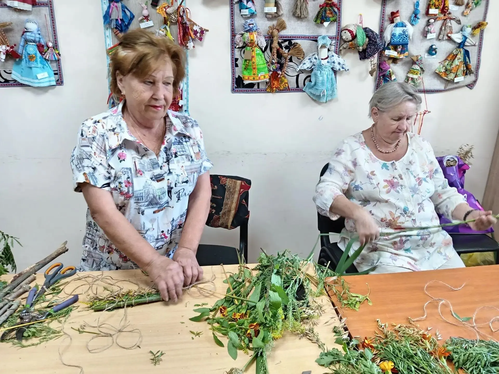 🌸 Накануне Медового Спаса традиционно готовят букет-маковейчик — оберег из полевых цве...