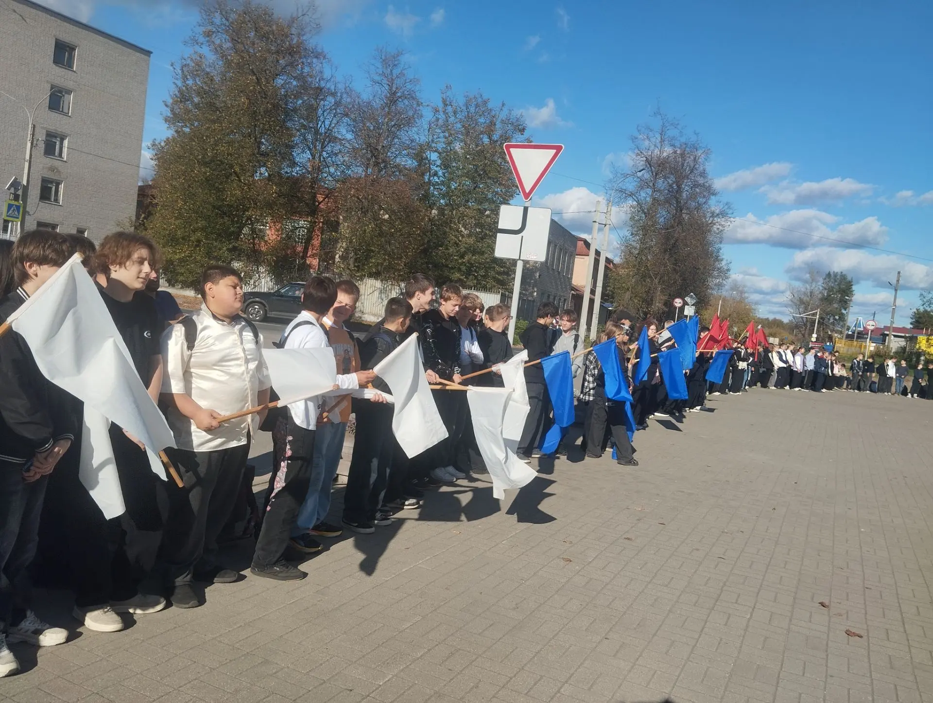 🇷🇺 Сегодня, в честь годовщины вхождения в состав России новых регионов, учащиеся 5–11...