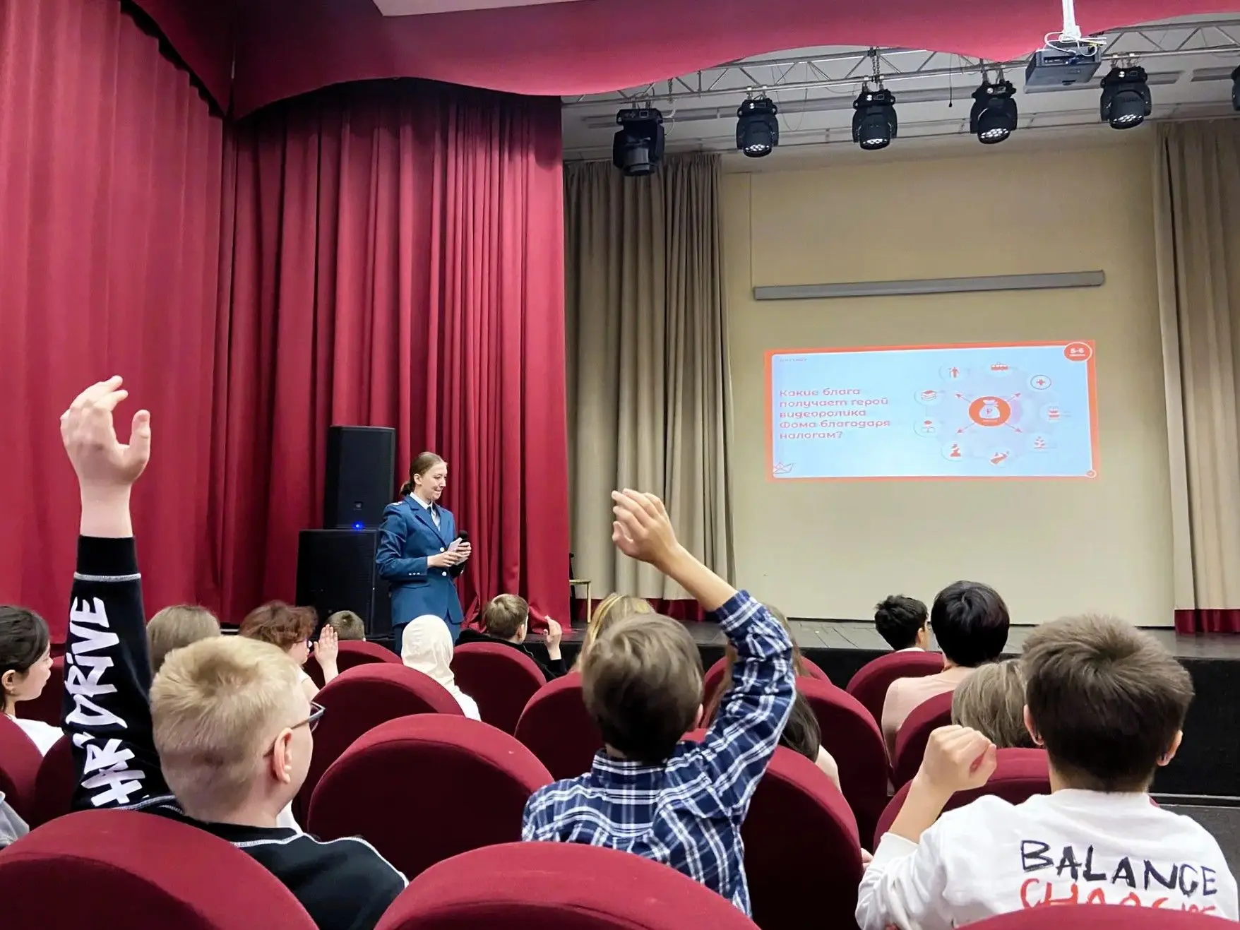 📊 Налоговая грамотность  Сотрудники Федеральной налоговой службы провели для учеников 5 «А» и 5 «Б» 