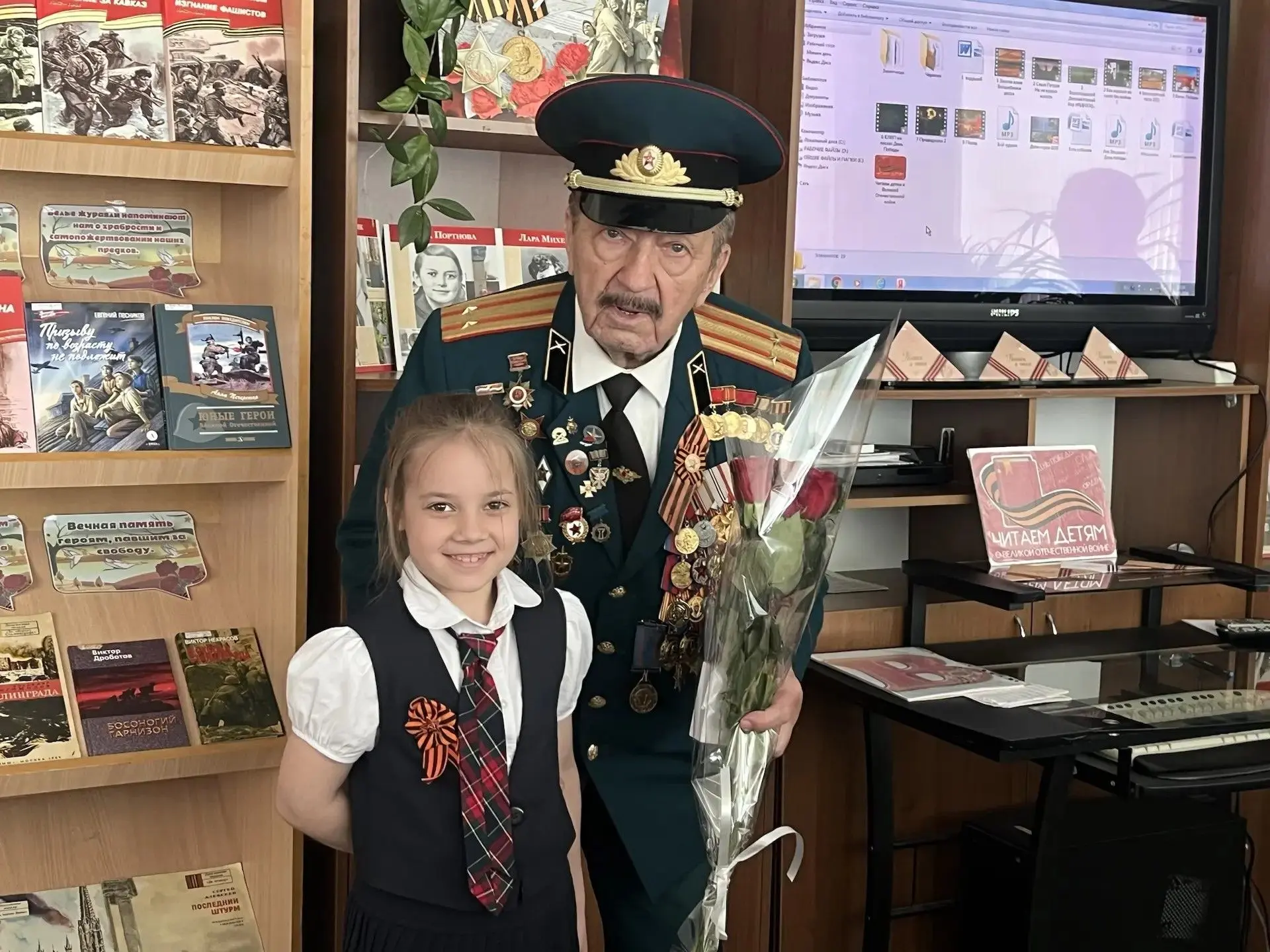Сегодня 1 «Б» класс отправился в районную библиотеку №8 на праздник "Мир подарила нам Победа!".   Сп