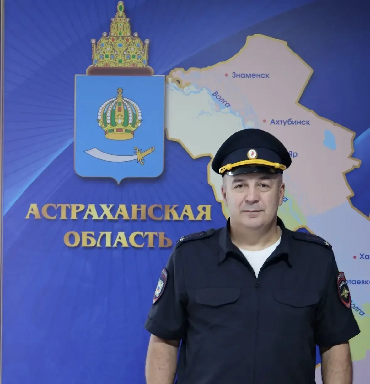 Подполковник полиции в Астрахани спас сотрудницу магазина, которая начала задыхаться на...