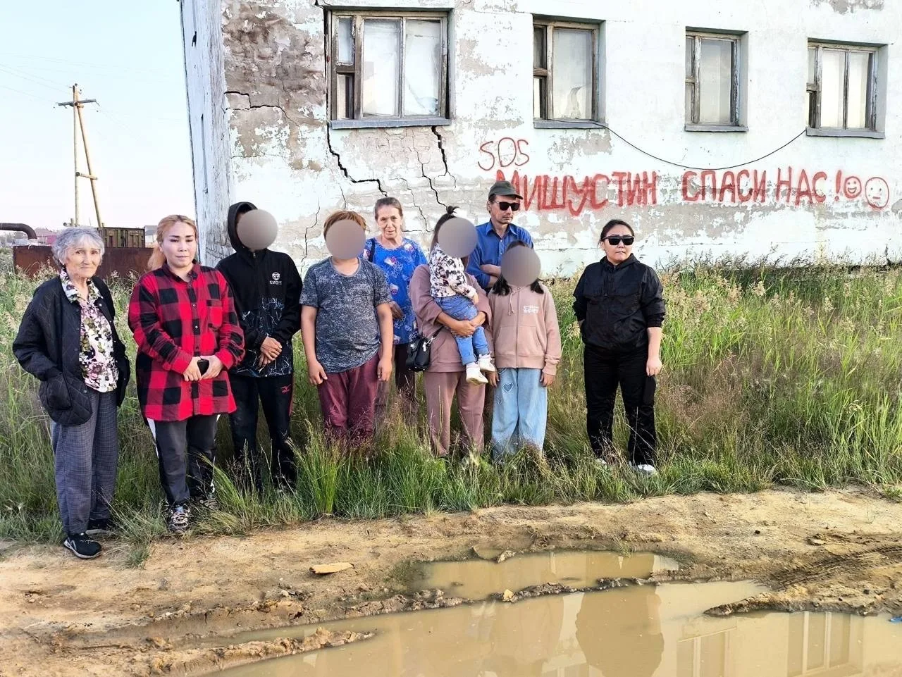❗️ «SOS! Мишустин, спаси нас!»: просят о помощи жители разваливающего дома в Якутске 

Жители дома п