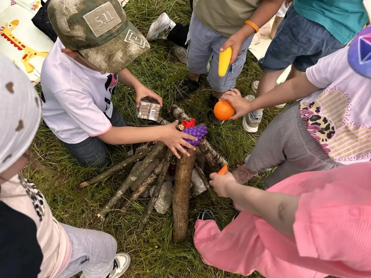 🏕️Сегодня наши дошколята совершили поход.
Ребята почувствовали себя настоящими туристами: гуляли на