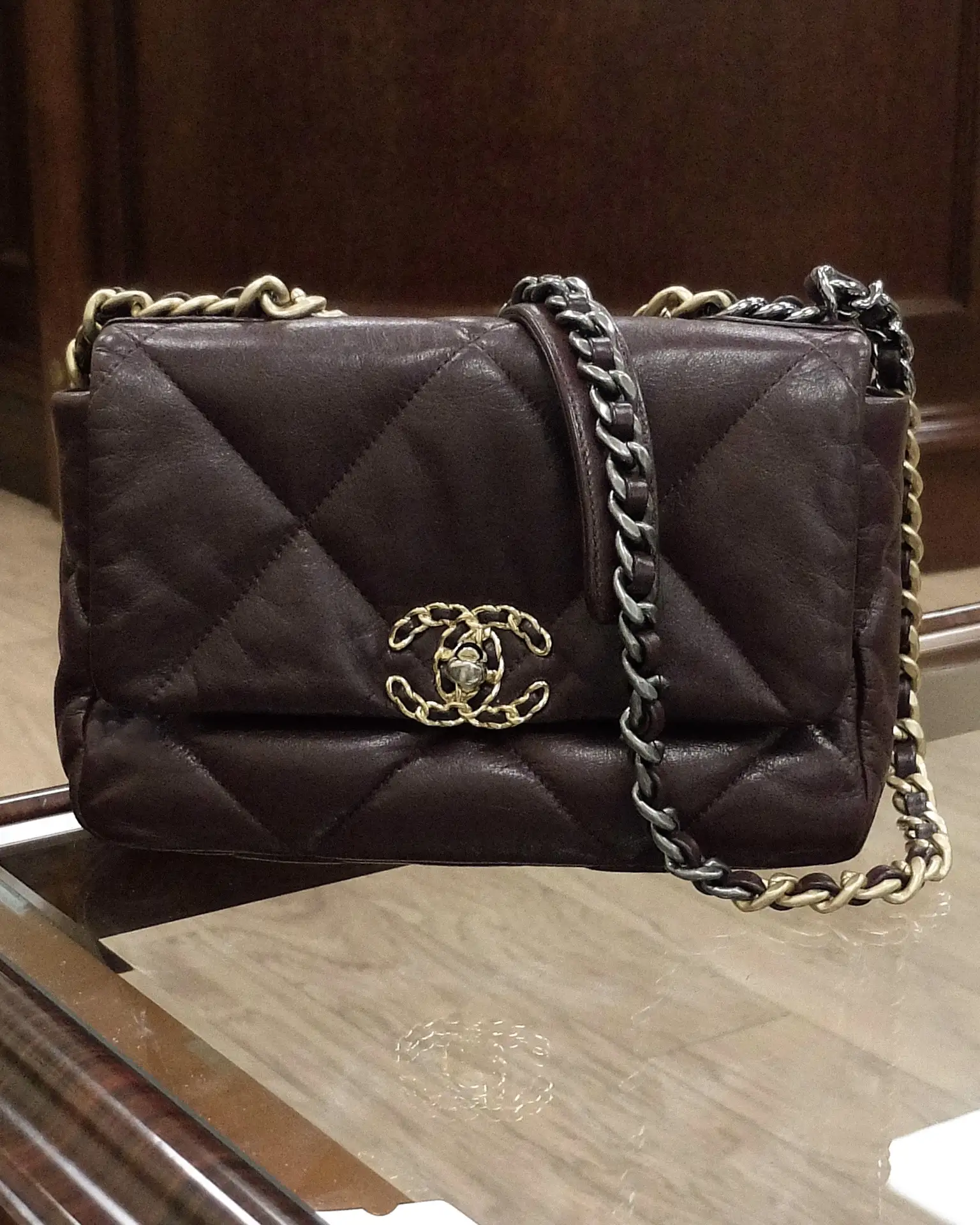 Сумка Chanel 19 
Medium 😍

Характеристики:
✨ Материал: Натуральная кожа
✨ Цвет: Коричневый
✨ Размер