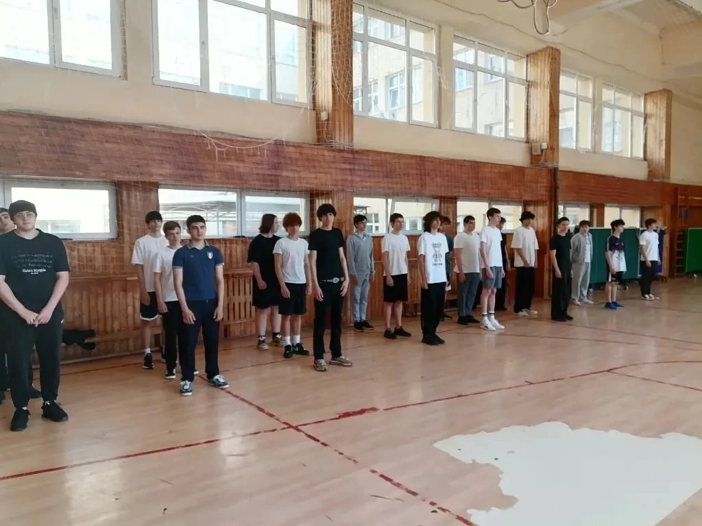 🛡️ Готовность. Отвага. Патриотизм.  На базе МОБУ СОШ №25 для учащихся 10-х классов прошли военно-пат