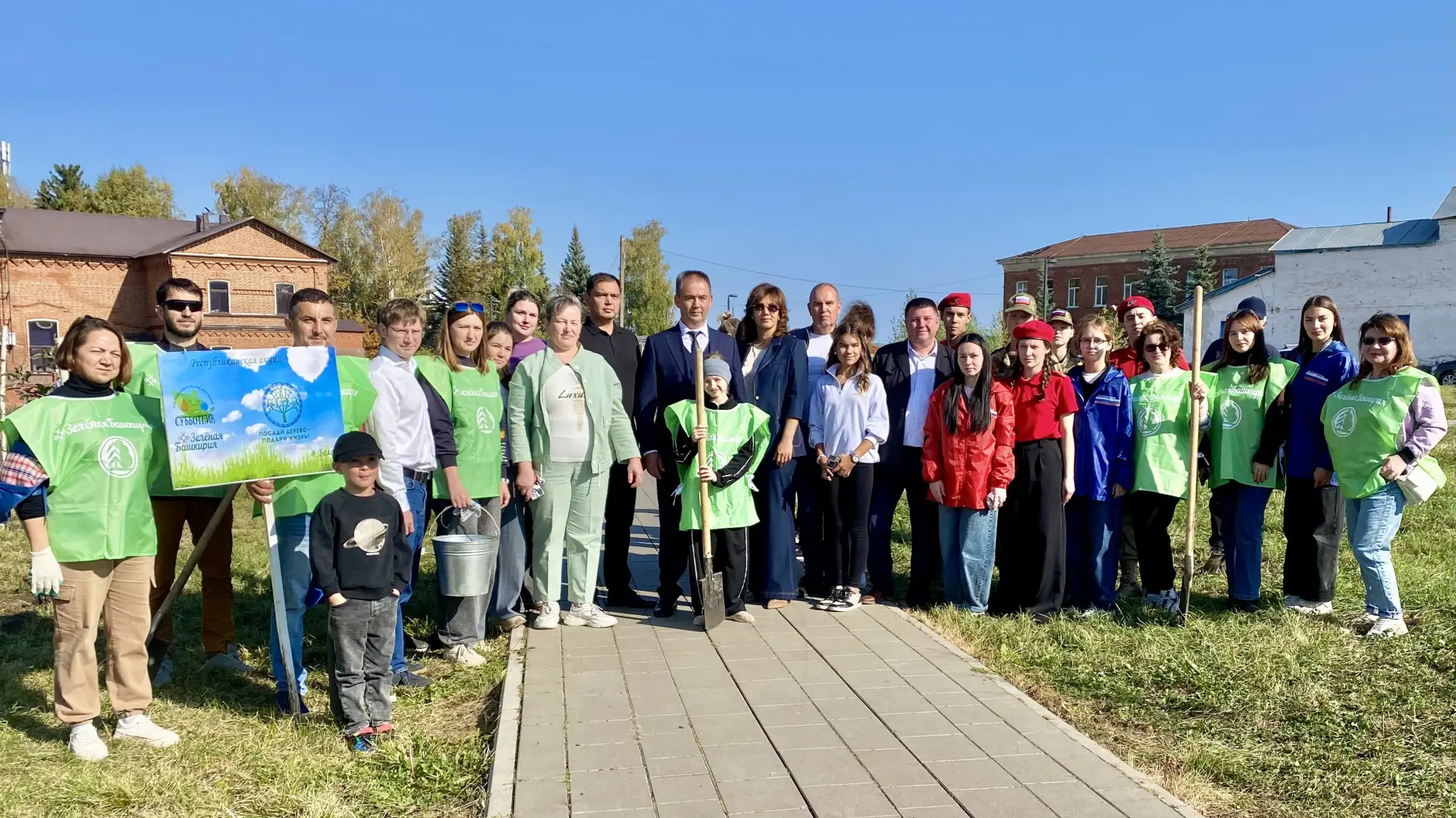 🌳 «Зелёная Башкирия»: в центре «Старогородецкий» теперь растут 10 новых яблонь!