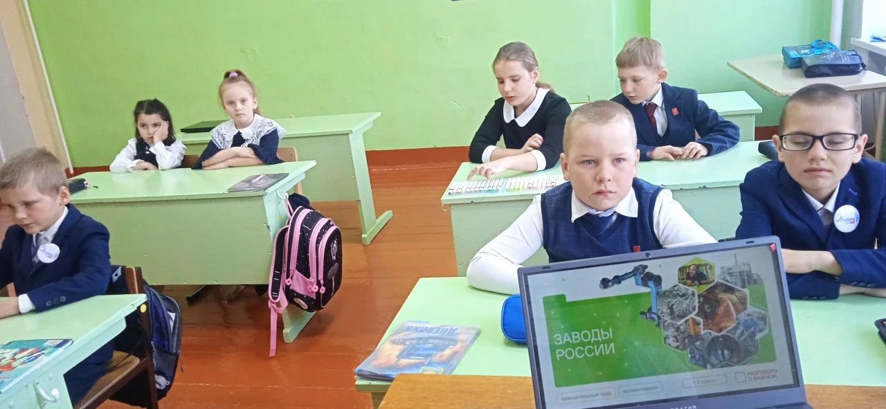 16 марта , новая учебная неделя началась традиционно с поднятия флага и исполнения гимн...