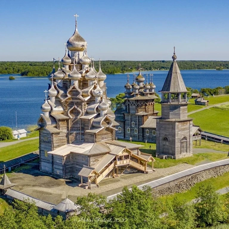 Кижи — это музей-заповедник на острове в Онежском озере (Карелия), главная достопримеча...