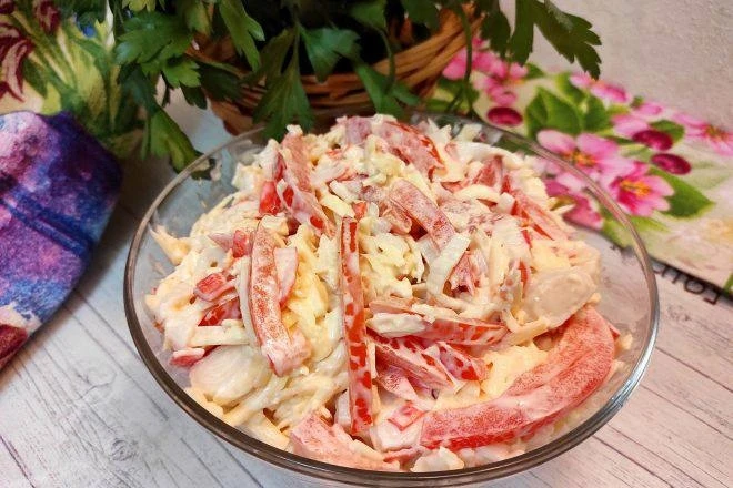 Салат с яйцами, помидорами и сыром