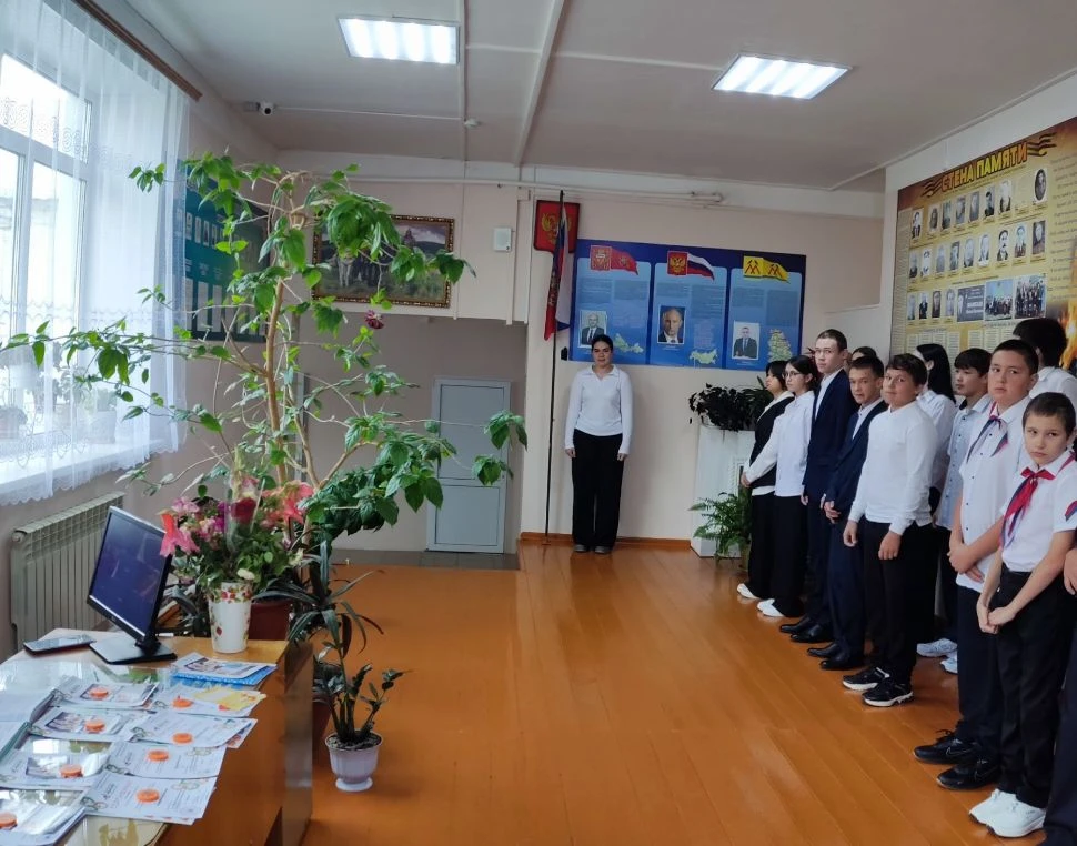 Новая учебная неделя в школе началась с линейки.