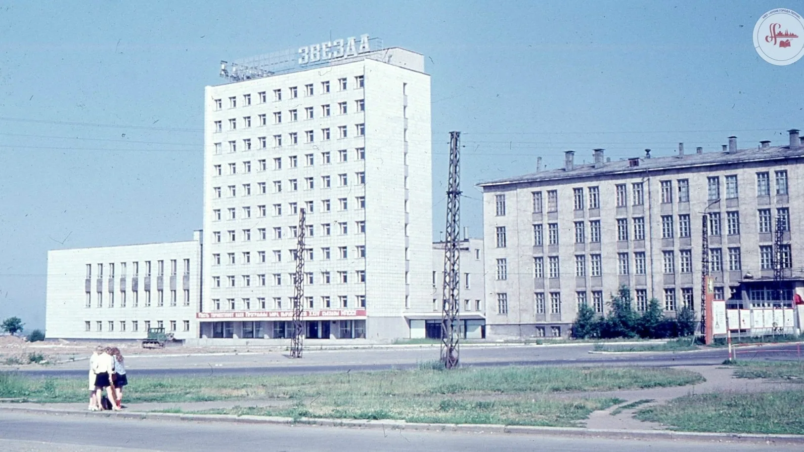 Площадь Дружбы, здание редакции газеты «Звезда» в 1975 году.