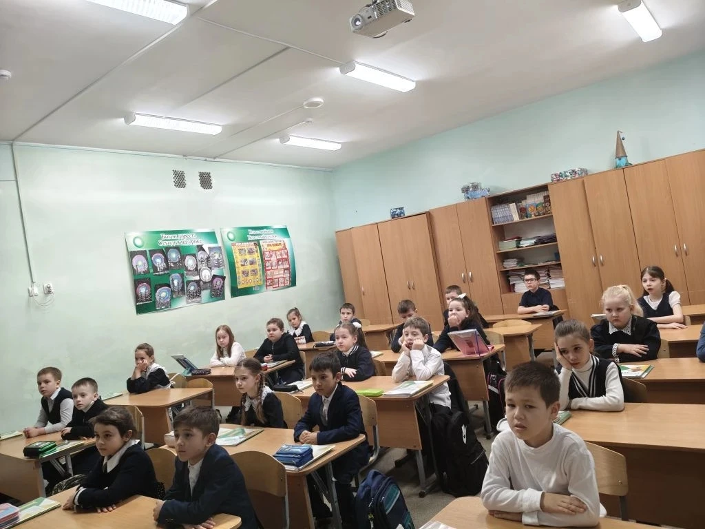 ✅2 марта новая учебная неделя в МАОУ Школе №98 им. Н.Ф.Обухова традиционно началась с выноса государ