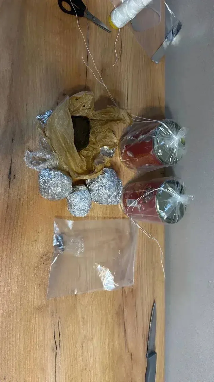 ❗️В Красноярске задержали курьера с гашишем, спрятанным в банках из-под тушёнки