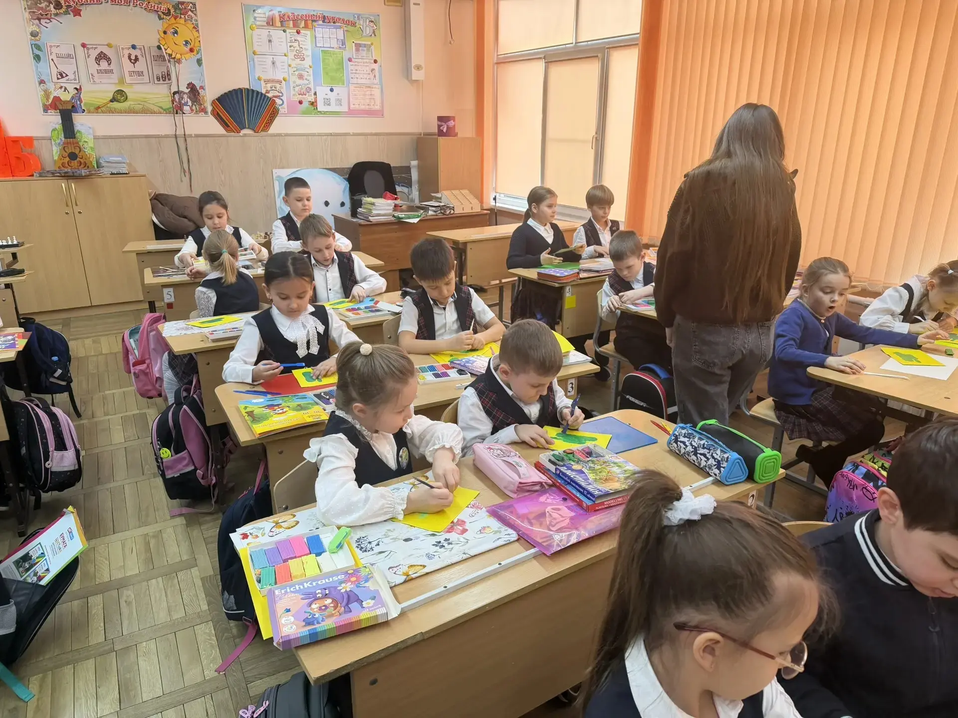 🎨✨ Наши руки не для скуки! Ученики 1 «Б» класса вместе с классным руководителем Еленой Владимировной