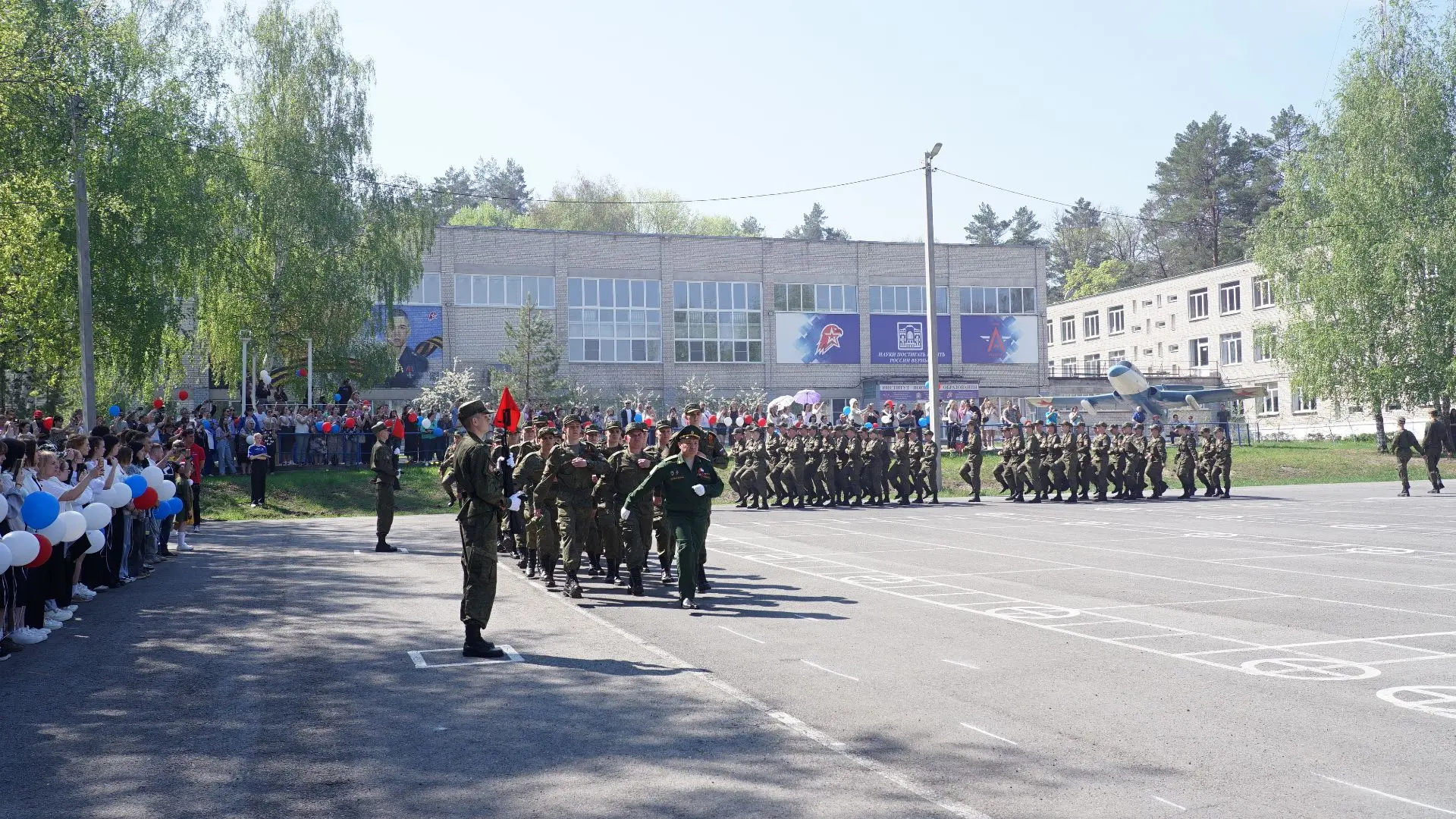 Праздничный парад в Военном учебном центре в Георгиевском, посвященный Дню Победы. По плацу сегодня 