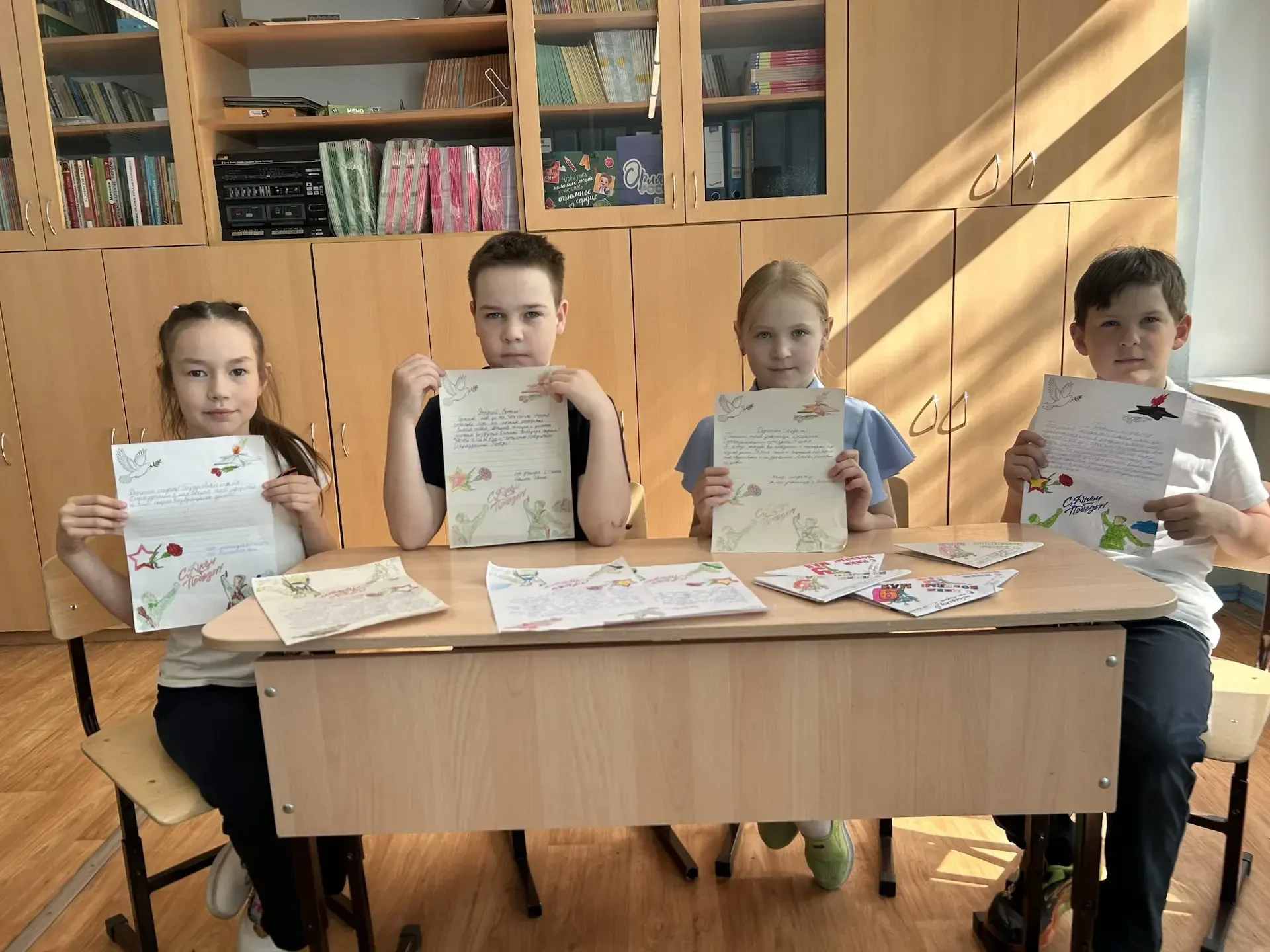 🇷🇺🦅«Орлята России» 4 «Е» и 2 «Е»  класса, приняли участие в акции, приуроченной к празднику Победы. 