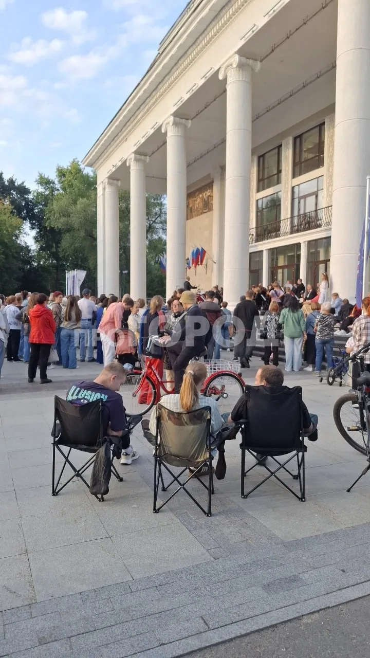 У здания филармонии прошел концерт Симфонического оркестра.