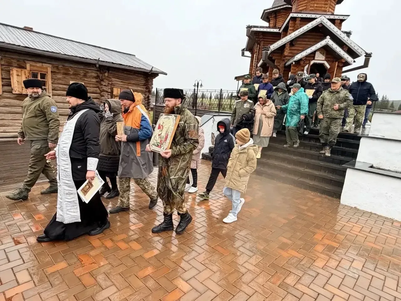 В Свято-Иннокентьевском храме  села Анга Качугского района (родина святителя Иннокентия, митрополита