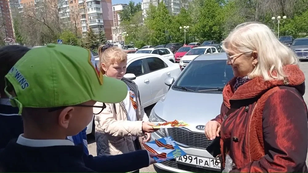 Маленькие сердца, большая Победа: 3 «Б» дарит тепло горожанам В преддверии великого праздника — Дня 
