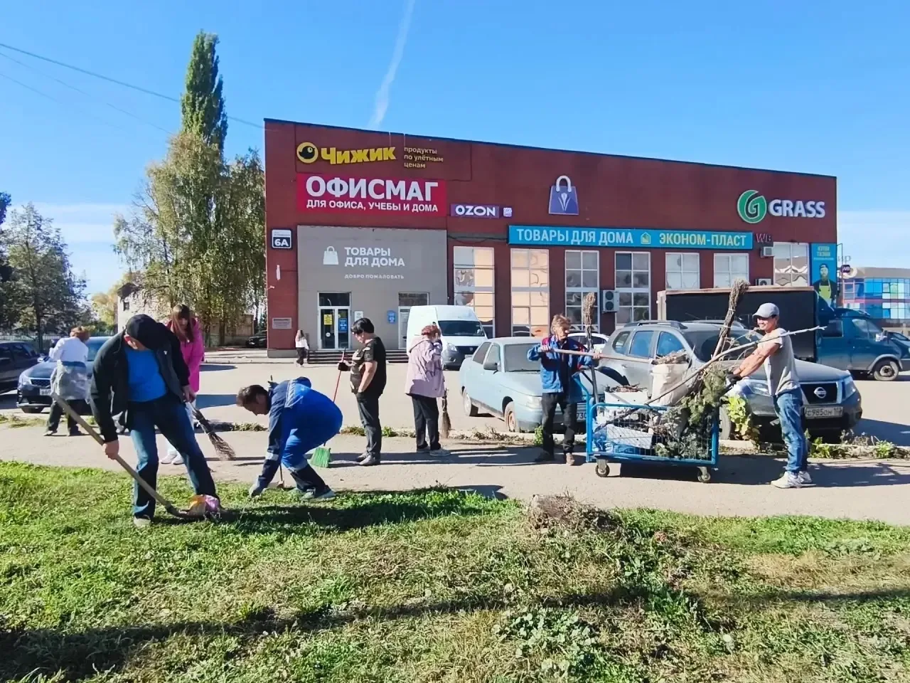 В районе стартовали осенние субботники. Одними из первых на уборку своих территорий выш...