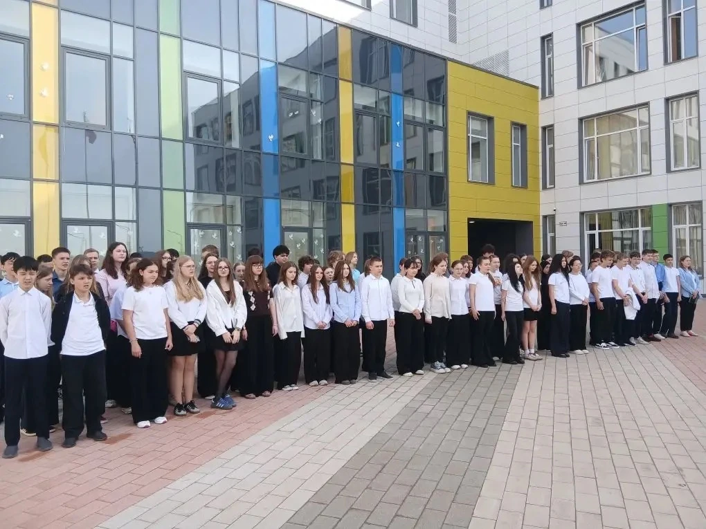 Сегодня в школе «КвантУм», корпус «Интеллектуал», прошла торжественная церемония поднятия флага.  Ме