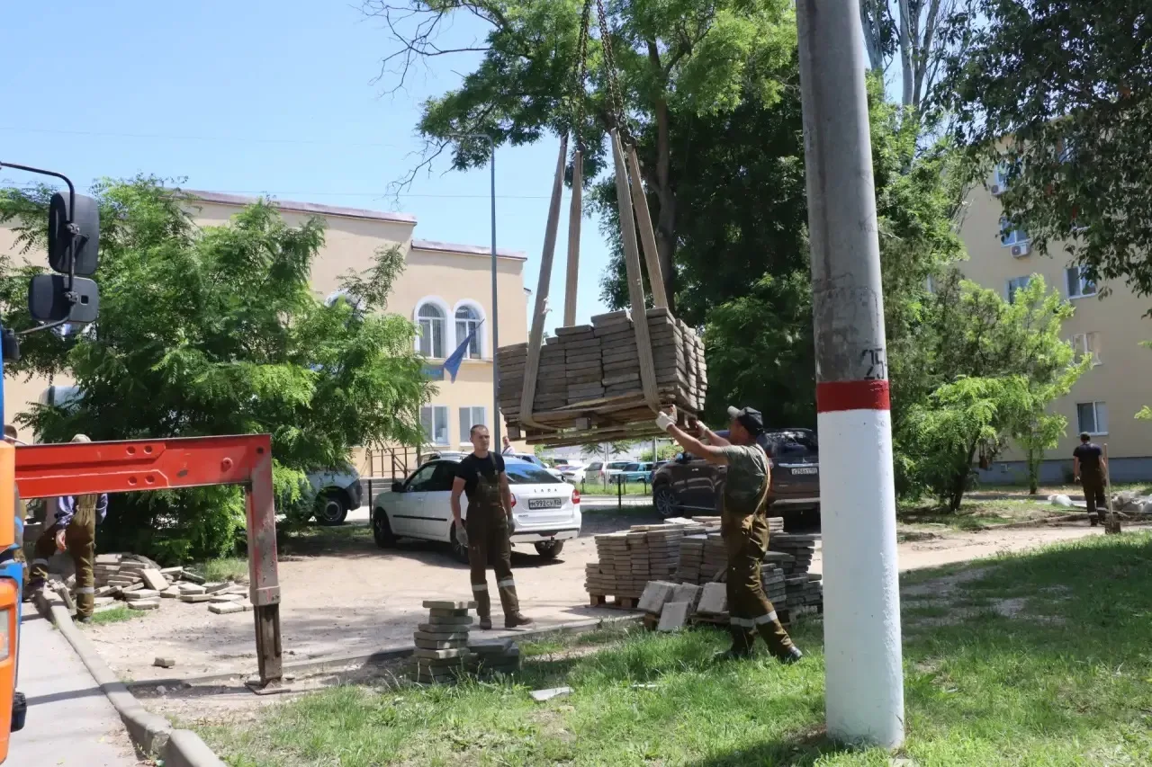 Сотрудники Службы городского хозяйства приступили к ремонту пешеходной дорожки вдоль ул. Еременко. Р