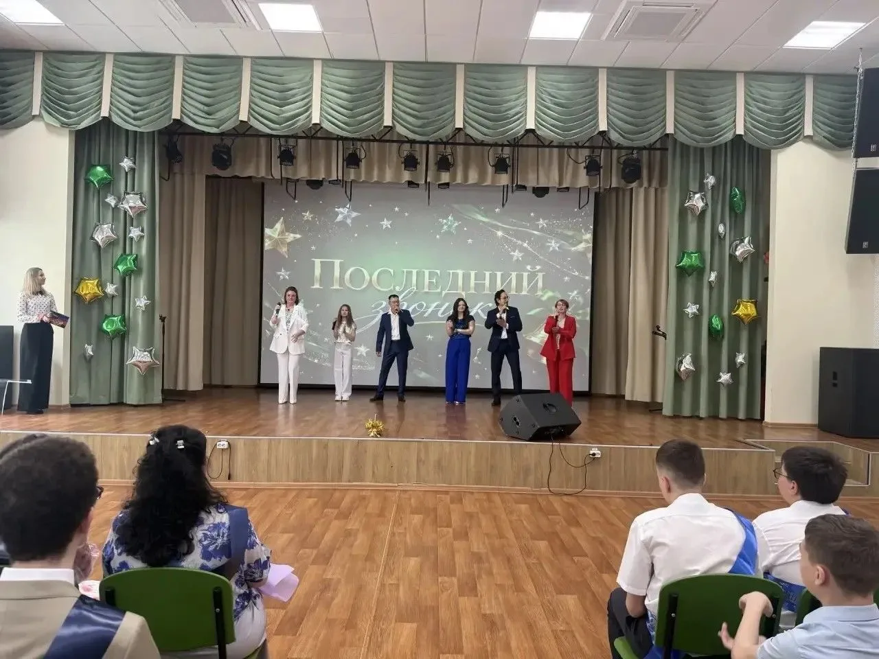 Сегодня особенный день! Во всех школах проходят торжественные мероприятия.