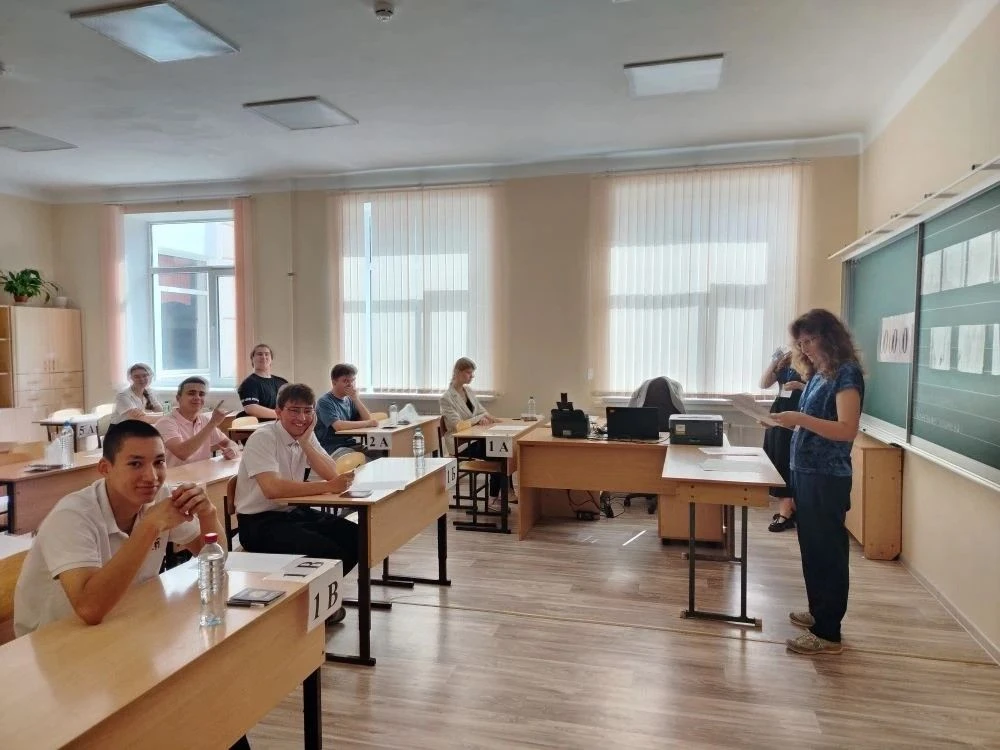Сегодня проходит ЕГЭ по математике. 

Это второй обязательный экзамен для выпускников, которые закан