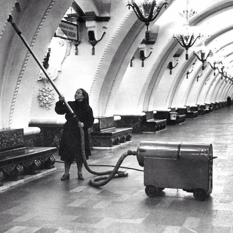 Уборка пылесосом на станции метро «Арбатская», 1955 год.