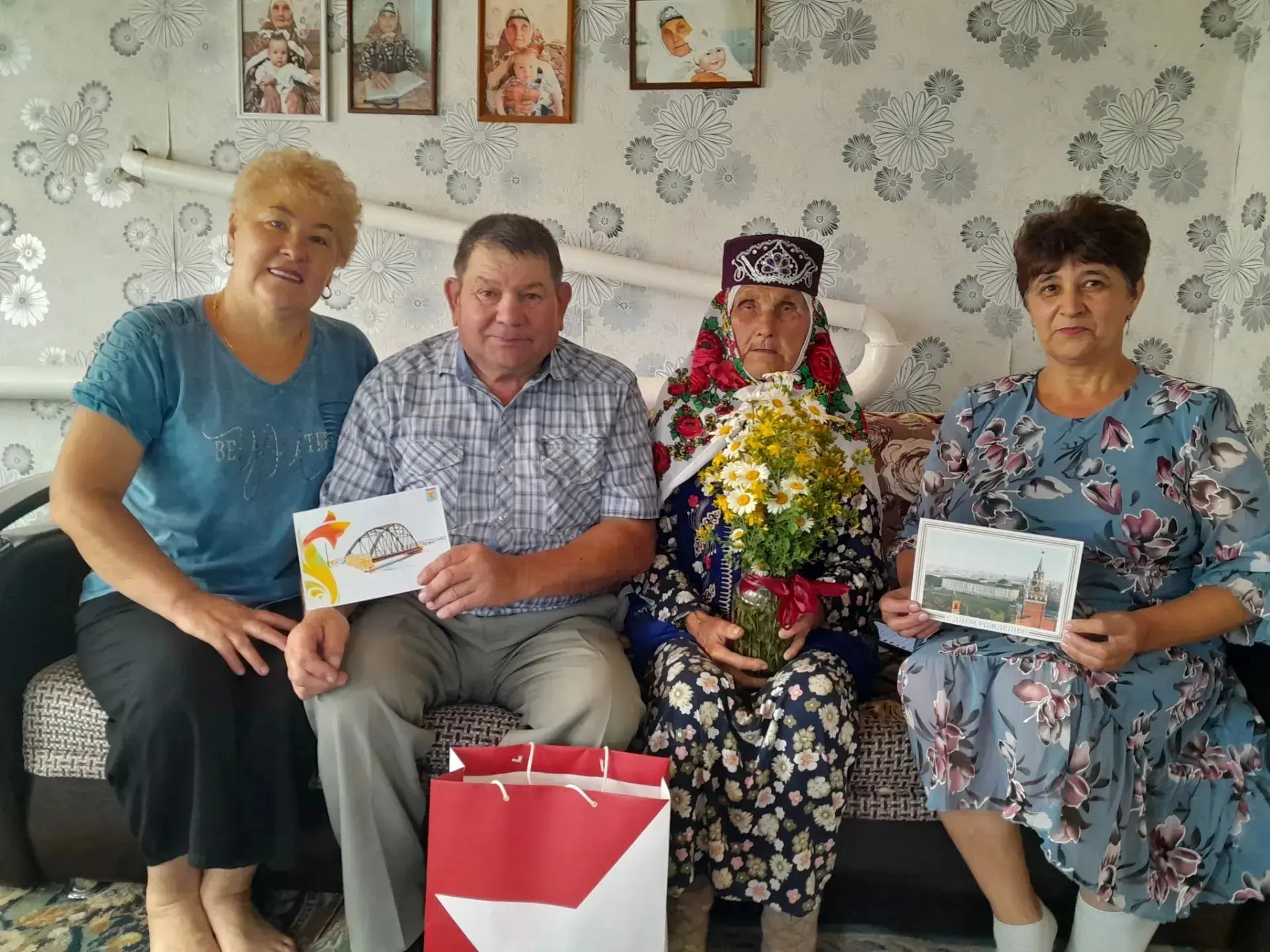 Сегодня 96-летие отмечает жительница Мензелинского района, труженица тыла, ветеран труда Бадертдинов