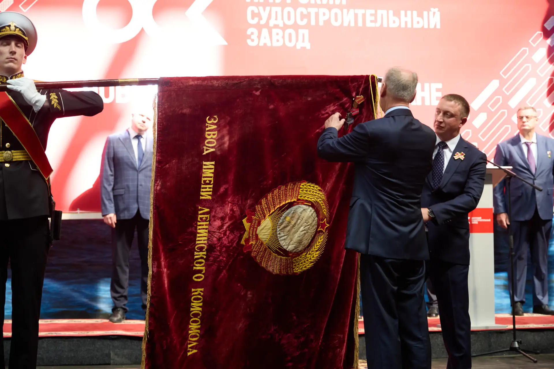 Президент России наградил коллектив Амурского судостроительного завода ОСК орденом Алек...