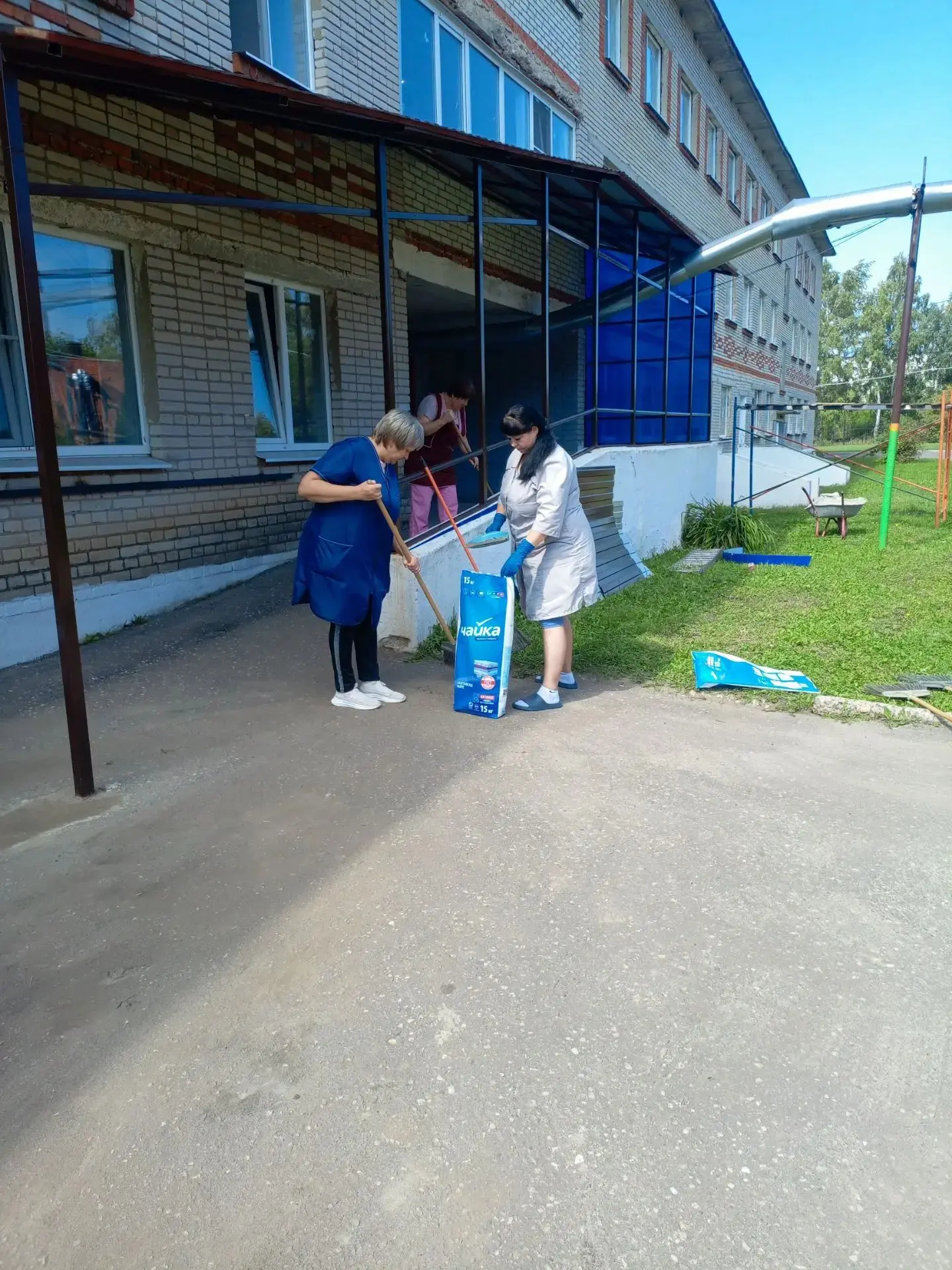 В любое время года сотрудники учреждения занимаются благоустройством территории. Зелень...