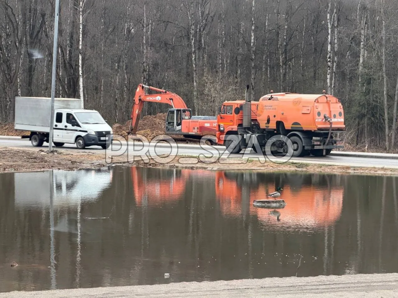 НАМ ПИШУТ Чтоб не лилась вода на Пятницкое шоссе с "озера", которое раскопали трактора у поворота на
