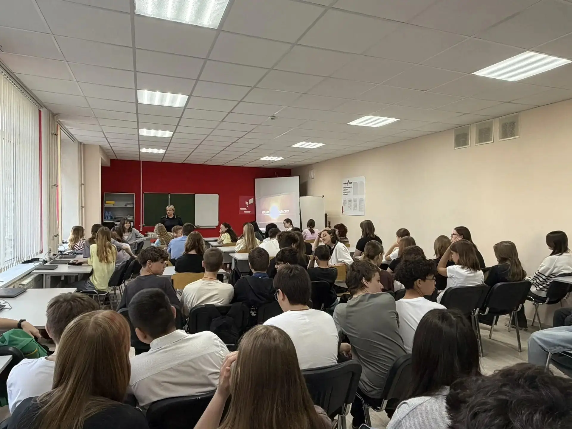 Безопасность на дороге: встреча семиклассников с инспектором ГАИ   Сегодня в нашей школе прошла встр