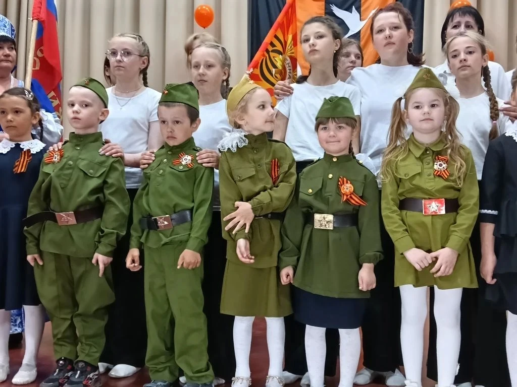 🎖️ Работники детского сада и дети старшей группы приняли участие в торжественном конце...